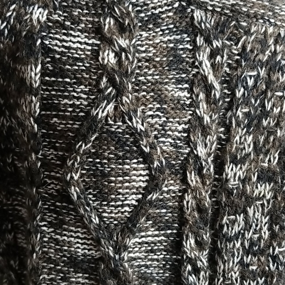 Women's Large Shortsleeved Cable Knit Cardigan - Picture 7 of 9